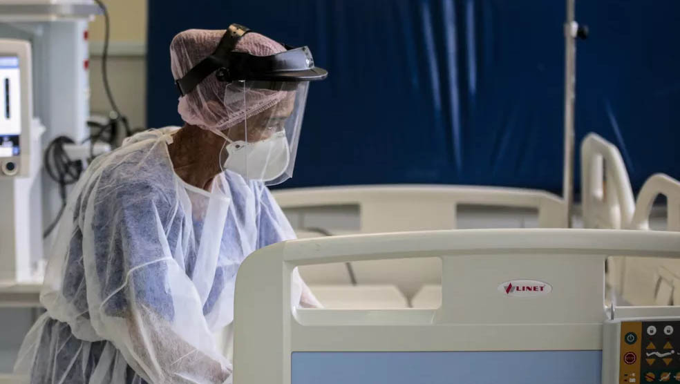   Fila de pacientes para UTI covid-19 zera pela primeira vez no RN. A fila permaneceu zerada durante todo o domingo. No início da noite, havia apenas um paciente a espera de leito; A taxa de ocupação também ficou abaixo de 80%, meta estabelecida pelo Governo para uma retomada minimamente segura das atividades econômicas; Fátima Bezerra observou que é mais um avanço no enfrentamento à pandemia, mas alertou que não é hora de descuidar.