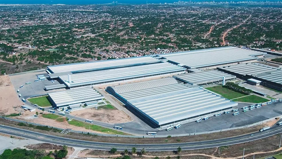   320 funcionários são demitidos da fábrica do grupo Guararapes no RN. A fábrica, ligada às lojas Riachuelo, fica localizada no distrito industrial de Extremoz. Por meio de nota o grupo afirmou que as demissões se dão devido a readequações por causa da pandemia do novo coronavírus; As demissões agravam a crise do desemprego no Estado.