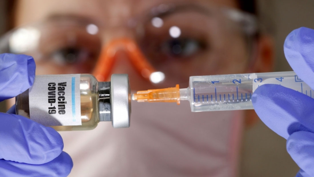   A fábrica de vacinas Bio-Manguinhos, na Fundação, está se preparando para produzir a vacina contra Covid-19. Segundo o acordo firmado com a AstraZeneca, farmacêutica que adquiriu a vacina da Universidade de Oxford, em dezembro a Fiocruz vai receber ingrediente farmacêutico ativo (IFA) suficientes para produção das doses.