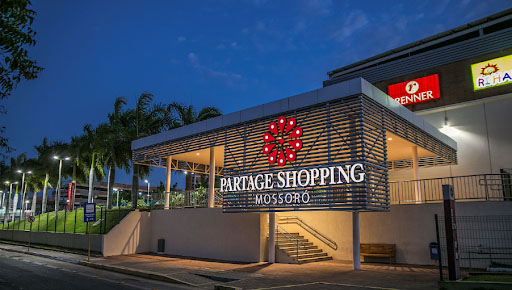  Shopping de Mossoró é autorizado a reabrir a partir deste sábado, 1º. De acordo com o novo protocolo publicado pela Prefeitura de Mossoró, o shopping deve funcionar em horário reduzido, das 10h às 20h, obedecendo às regras do protocolo sanitário, sendo permitido 1 pessoa a cada 15 metros quadrados; veja outras regras