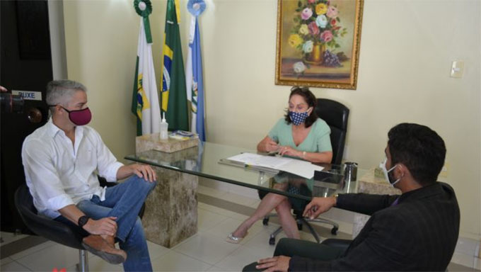Imagem 1 -  O secretário Municipal de Desenvolvimento Econômico, Lahyre Neto, esteve presente na reunião, ao lado da prefeita Rosalba Ciarlini, e falou sobre a parceria. “Hoje assinamos esses protocolos relativos a smart city, que diz respeito à internet, câmeras de segurança pela cidade. Tem a questão da usina de reciclagem e também a questão da cidade irmã, que você pode fazer um intercâmbio tanto comercial como cultural com as algumas cidades da China também”, disse o secretário.