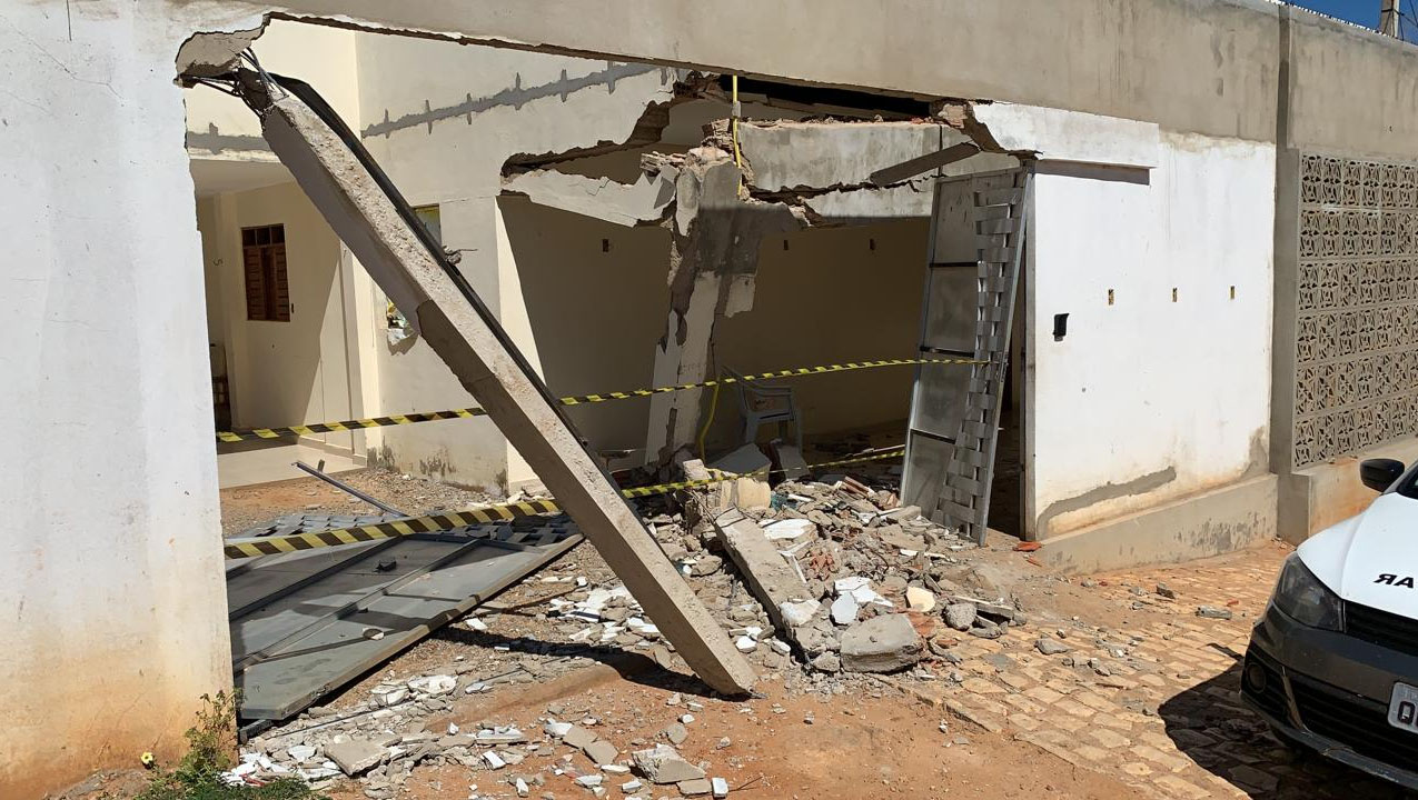   Residência de vereador de João Dias é arrombada e alvejada por criminosos. O caso aconteceu na madrugada deste domingo (2). De acordo com informações de testemunhas, do crime teria sido cometido por homens armados que chegaram ao local em dois veículos; Veja como ficou a residência após o ataque.