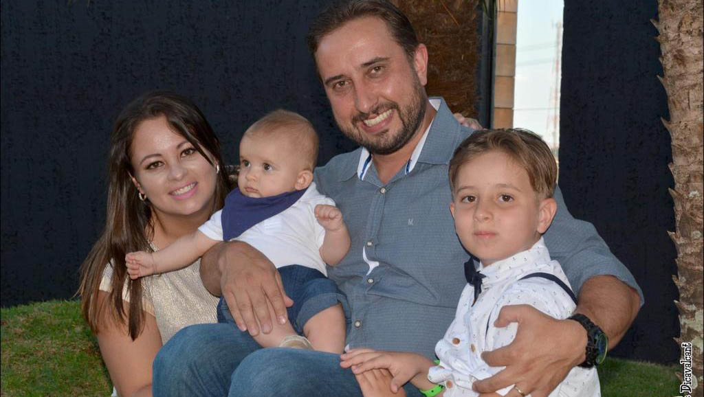  Na casa da administradora e pedagoga Isabele Louise, 35, a atenção especial com a educação é como uma base, estando presente na vida de toda família, do caçula Romeo, de 3 anos, do Lorenzo, 10, e do esposo Carlos Eduardo, 41.