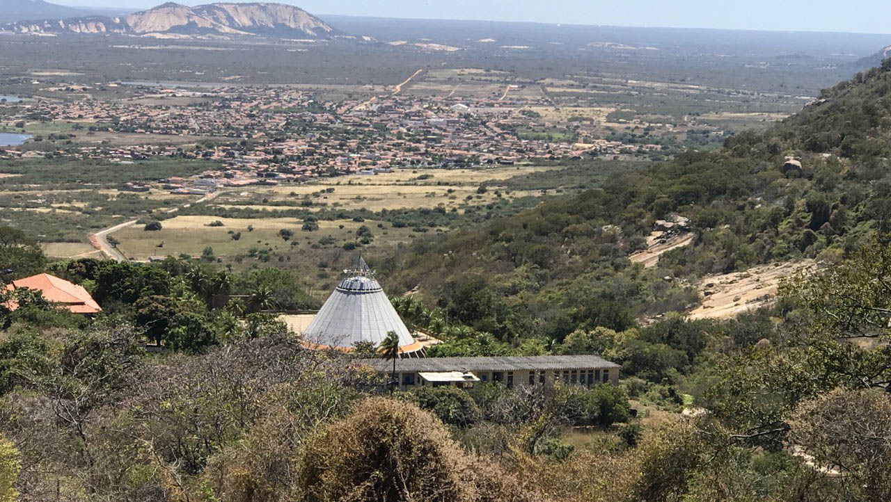 Imagem 1 -  Natureza na Serra do Lima segue em recuperação 11 meses após incêndio. O incêndio de grandes proporções, que demorou mais de uma semana para ser controlado, em setembro de 2019, queimou grande parte da vegetação da serra, localizada no município de Patu; Quase um ano depois, a própria natureza, além do trabalho de reflorestamento que vem sendo realizado, se encarregou de renovar a vida no local; Visual encanta os olhos.