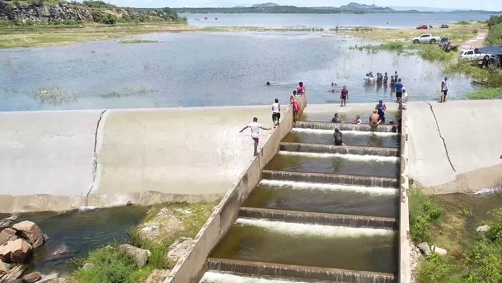   Reservatórios Apanha Peixe e Mendubim permanecem com volume superior a 90%. De acordo com o Igarn, até o início desta semana, o primeiro, localizado em Caraúbas, estava com 94,5% de sua capacidade total, já o segundo, em Assu, com 91,72%; Outros seis reservatório do estado seguem volumes superiores a 80%; As reservas hídricas superficiais totais do RN somam 2.272.999.602 m³, que correspondem a 51,93% da capacidade total dos reservatórios monitorados pelo Igarn.