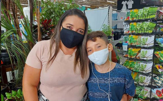   A mãe do menino Franklin Gabriel, Antônia Micaelly Barros, não vai respoder a processo por exploração de trabalho insfantil. Ela precisou prestar esclarecimentos ao Conselho Tutelar, após ser denunciada. Segundo o Advogado Pedro Acioly, que está acompanhando o caso, a família passará a ser acompanhada pelos Conselheiros e o menino só poderá continuar realizando suas vendas em um ponto fixo, a ser montado na casa da família; A denúncia revoltou os internautas que acompanham a história do “pequeno vendedor”.