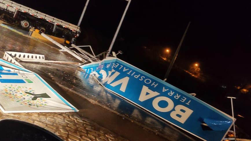   Chuva com ventania derruba o pórtico de entrada, árvores e causa pânico em Itaú. O empresário Jailson Brito contou ao Mossoró Hoje que a chuva começou repentinamente, por volta das 18h30 desta quinta-feira (22). Ele conta que estava no meio da rua no momento, e se surpreendeu com a força da natureza; O registro foi de 55mm, com raios e trovões.