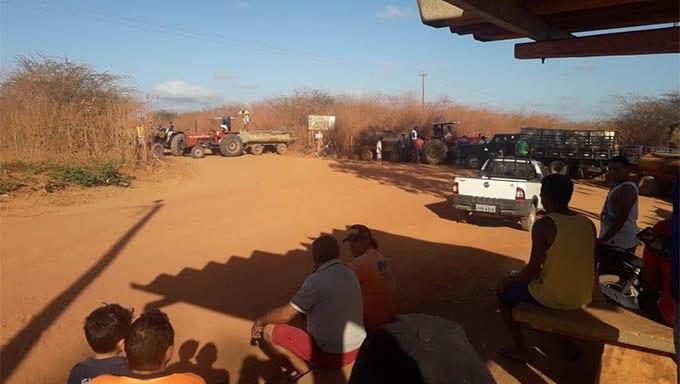 Imagem 1 -  Responderam a pergunta do PORTAL MOSSORO HOJE, os candidatos Ronaldo Garcia, Rosalba Ciarlini, Isolda Dantas e Claudia Regina; os candidatos Allyson Bezerra e Irmã Ceição não responderam a pergunta. A situação do abastecimento na zona rural é precário em praticamente todas as comunidades, como de Alagoinha, que desde 2019 que fazem protesto (foto) por abastecimento regular
