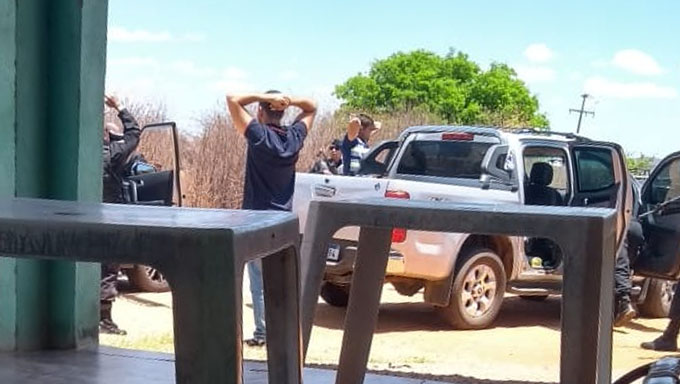 Imagem 1 -  Na comitiva de assessores do candidato Marcelo Oliveira, havia um advogado no exercício da função, que também foi conduzido preso para a Delegacia Regional de Alexandria, o que terminou fazendo com que a OAB de Pau dos Ferros entrasse no caso para defender as prerrogativas do advogado