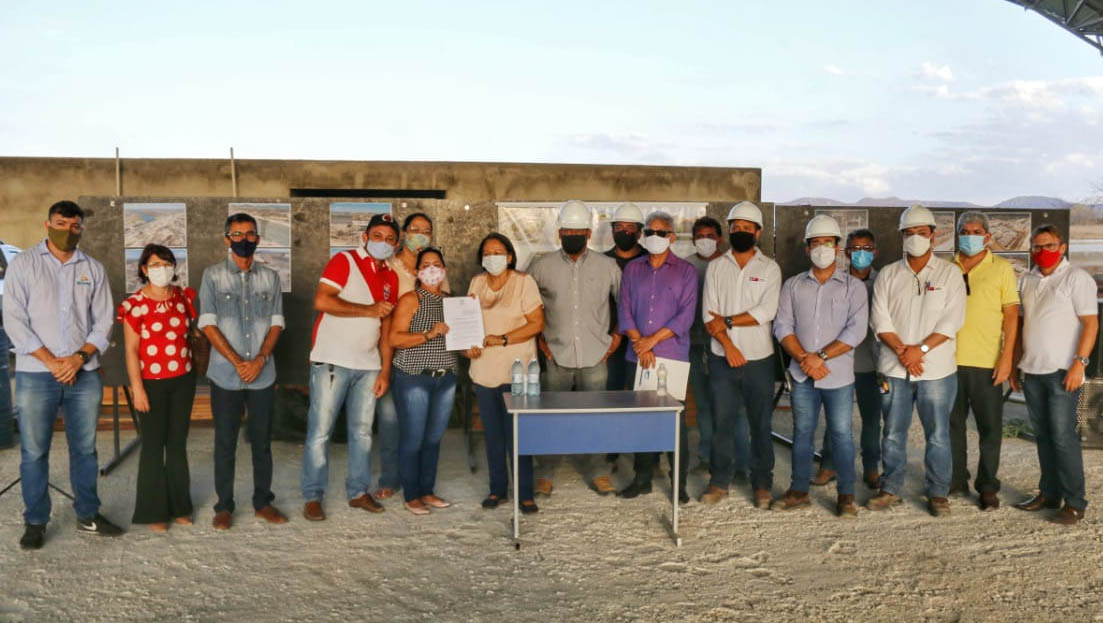   Governadora sanciona lei que autoriza permuta de imóveis da Barra de Santana. A nova legislação atende a mais uma das reivindicações da comunidade, que será realocada para a vila projetada para abrigar a população por conta da construção da barragem de Oiticica. A lei foi assinada nesta segunda-feira (26) pela governadora Fátima Bezerra. 