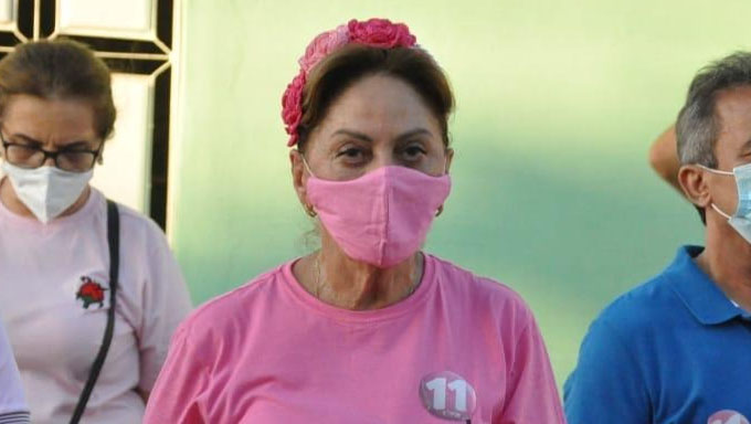   Rejeição nas ruas acima de 33% vem do fato de que Rosalba Ciarlini (foto) deixou de preparar Mossoró para o pós Petrobras;   Como senadora da república não trouxe novos Institutos Federais para Mossoró;  Como governadora prometeu e não fez o Nogueirão e o Teatro Lauro Monte, tendo feito investimentos pifios na segurança, educação e saúde;   Novamente prefeita, Rosalba prometeu. Reconstruir Mossoró e voltou a prometer empregos na Porcelanati, que até hoje não abriu.  Estes fatores, associados a outros relacionados a corrupção, afastaram os eleitores mossoroenses de Rosalba ao longo do tempo. O mito imbatível não existe mais.  Reportagem completa no MH.