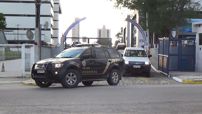   Em 2018, a prestação de contas de uma candidata a deputada federal (nome não revelado pela PF), constava recebimento de transferência de vários servidores de Extremoz. Chamados para depor, os servidores revelaram que transferiram os salários e receberam em espécie da gestão municipal