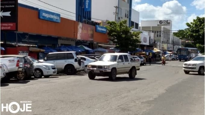   Os candidatos a prefeito de Mossoró, Allyson Bezerra, Isolda Dantas, Ronaldo Garcia, Rosalba Ciarlini, Irmã Ceição e Claudia Regina, nesta quarta-feira, 4, responderam à pergunta do eleitor Glauber Marques, residente no bairro Paredões.
