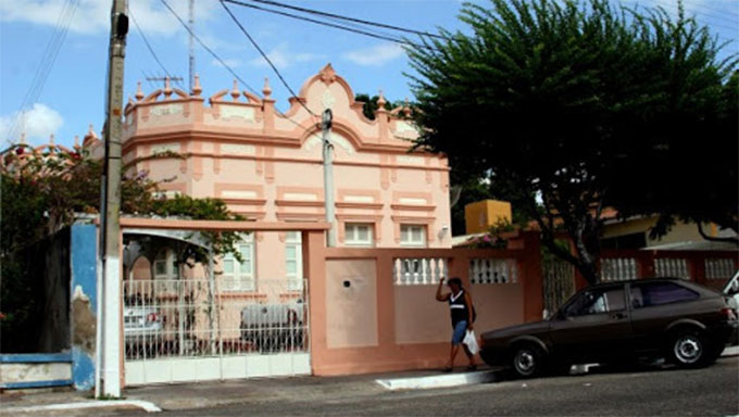   A candidata Claudia Regina lamenta que parte da história de Mossoró tenha se perdido. Rosalba fala em reduzir IPUT para quem preservar as fachadas dos prédios históricos; Ronaldo defende conservação e tombamento de prédios importantes;  Irmã Ceição diz que o caminho é valorizar estes edifícios na forma da lei; Isolda Dantas diz: “Cada derrubada de um prédio é um pouco da nossa história que vai junto”; Allyson diz que o caminho é criar um sistema de tombamento do patrimônio material e imaterial de Mossoró