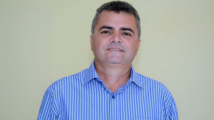   Instituto de Pesquisa Seta fez a pesquisa como se existisse cinco candidatos a prefeito,  quando que na realidade só existe quatro. Giliberto Martins (FOTO) não conseguiu o registro de candidatura, colocou a mulher Aisa Martins no lugar e mesmo assim também aparece no formulário da pesquisa como candidato; Diante do quadro, a Justiça proibiu liminarmente desta pesquisa ser divulgada