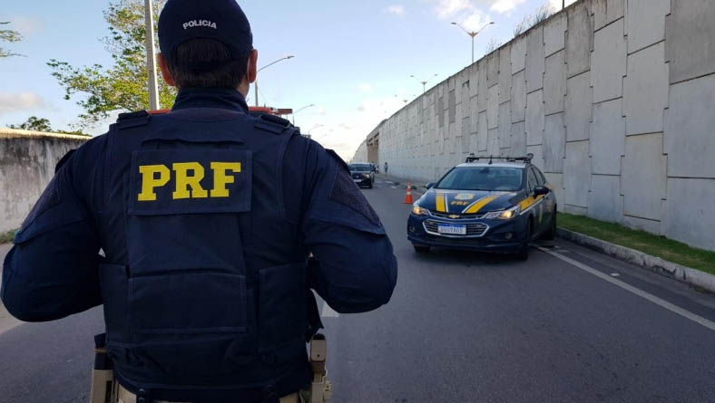   PRF inicia operação para promover segurança no deslocamento dos eleitores. Devido a expectativa de aumento no fluxo de veículos durante esse período, a PRF intensificará a fiscalização nos locais mais críticos de 12 a 15 de novembro; Infrações como transporte irregular de passageiros, embriaguez ao volante e ultrapassagens indevidas estarão no foco da atuação.