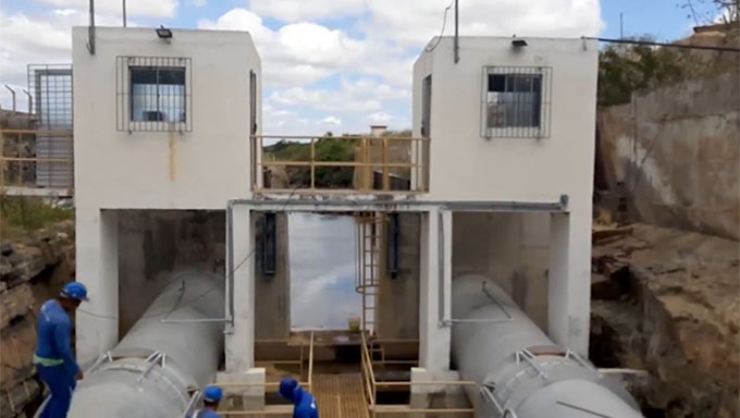   As obras de instalação das duas turbinas (Central Geradora Hidrelétrica), com capacidade para gerar até 4,7 megawatts de energia, começaram em 2019 e serão concluídas nos próximos dias.  Está sendo executada através de parceria público-privada, entre Dnocs e o grupo Rodrigo Pedroso, responsável pela empresa CGH Armando Ribeiro Gonçalves.