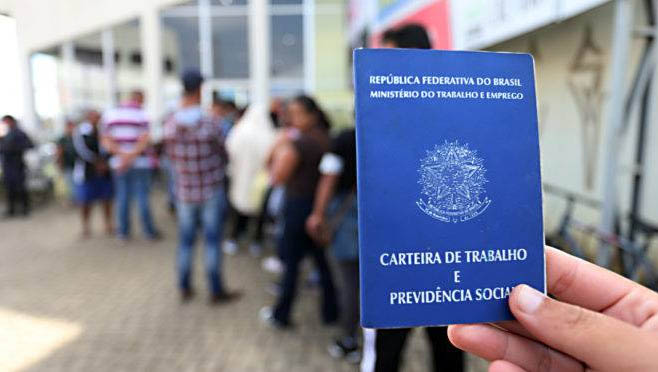   IBGE estima que há 238 mil pessoas desempregadas no Rio Grande do Norte. O dado é referente ao trimestre entre julho e setembro de 2020 e foi levantado pela Pesquisa Nacional por Amostra de Domicílios Contínua (PNAD Contínua), divulgada nesta sexta-feira (27), pelo Instituto; De acordo com os dados divulgados, no RN a taxa de desocupação foi de 17,3% no período.