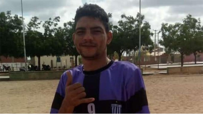   No início de noite deste sábado (18h20), Allison Miranda foi executado a tiros, minutos depois que deixou sua casa, na rua Francisco Pascoal, na direção do Campo de Futebol Peixeirão.  