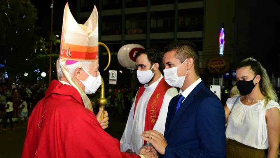   Allyson mantém diálogo com igreja católica e reforça apoio a eventos religiosos em Mossoró. O prefeito eleito participou, junto ao vice Fernandinho, da abertura da Festa de Santa Luzia 2020 e da missa realizada na Catedral de Santa Luzia; No dia 19 de novembro, Allyson esteve em reunião com o Vigário-geral da Diocese de Mossoró Padre Flávio Forte. O encontro aconteceu na Rádio Rural de Mossoró.