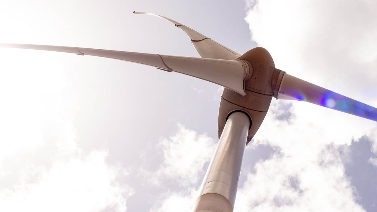   Novo parque eólico com capacidade de 206 MW começa a ser construído no RN. O Parque Eólico de Cumaru, da Enel Green Power Brasil, ficará em São Miguel do Gostoso e vai ampliar o potencial energético do Estado. Sua construção demandará um investimento de 184 milhões de dólares. “Nosso Governo tem uma política de estado focada para o desenvolvimento de energias renováveis, e estamos conseguindo desenvolver um ambiente favorável para atração de investimentos do setor elétrico em nosso Estado”, disse a governadora Fátima Bezerra.