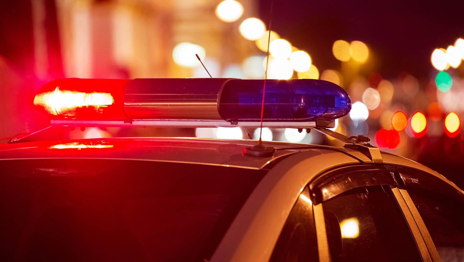   O caso aconteceu nesta sexta-feira (18). Policiais do grupo tático estavam em uma região de mata à procura de integrantes de uma quadrilha que está realizando assaltos na região. Ao serem avistados, Genilson Cortez e Clenildo da Silva efetuaram disparos contra os PMs, que revidaram a agressão. Ambos foram baleados e ainda chegaram a ser socorridos, mas morreram a caminho do hospital da cidade.