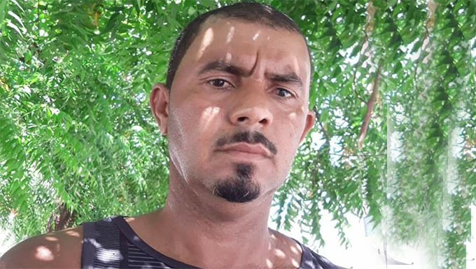   No caso do pedreiro Edson Braga (foto), a Policia informou que se tratava de uma pessoa de bem e que estava apenas trafegando pelo bairro de moto, quando foi morto. Já o suspeito que atacou os policiais no bairro Bom Jardim, os policiais apreenderam arma, celulares e um pé de maconha na casa dele