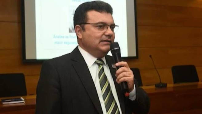   Franklin Filgueira é o escolhido de Allyson para a secretaria de desenvolvimento econômico. O nome foi confirmado pelo prefeito eleito e diplomado, nesta quinta-feira (24), durante entrevista ao radialista Joãozinho GPS, da rádio Difusora. Franklin é economista e professor da UERN. Ele já faz parte da equipe de transição de Allyson Bezerra.