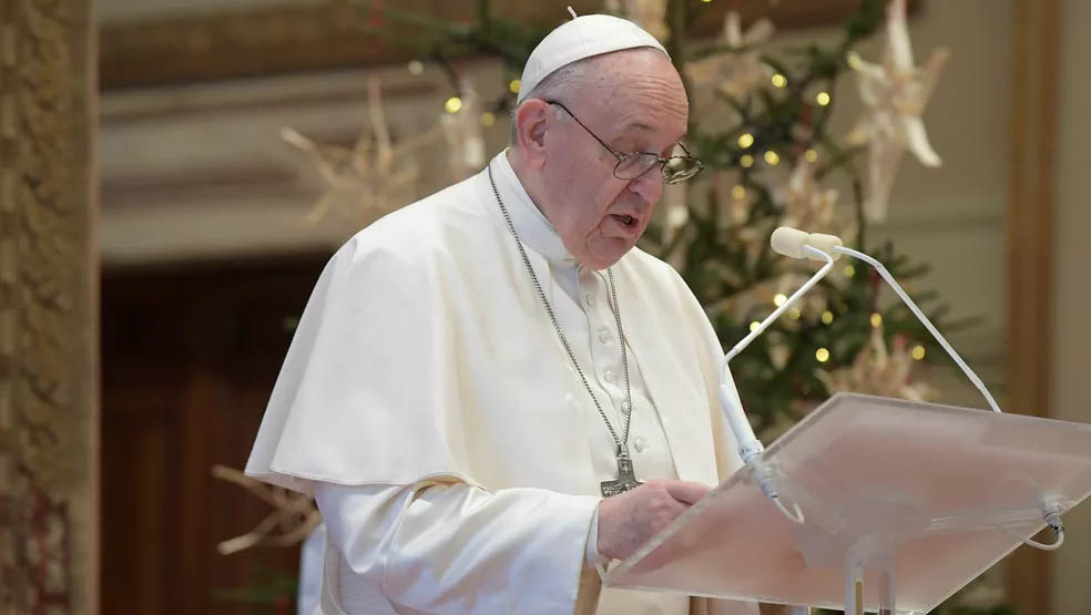   Problema de saúde impede Papa Francisco de conduzir missas de Ano Novo. O Vaticano informou que o líder maior da igreja católica está com uma crise ciática, que causa dor na perna direita; É a primeira vez em anos que Francisco, que completou 84 anos neste mês, tem de faltar a um evento papal por motivos de saúde.