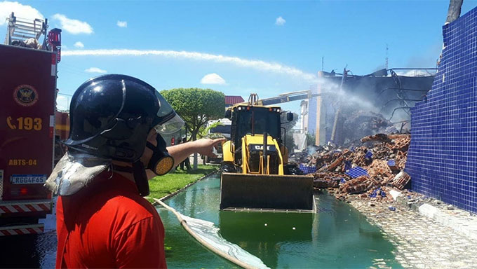   O fogo começou por volta das 20 horas, tendo ficado queimado durante toda a noite da virada do ano e na manhã deste dia primeiro é que os bombeiros conseguiram , com apoio da Brigada de Incêndio da Petrobras e voluntários, controlar as chamas e resfriar a área afetada