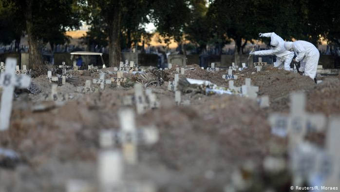   Brasil já registra mais de 200 mil mortes provocadas pela Covid-19. O dado foi divulgado no final da tarde desta quinta-feira (7), pelo consórcio de veículos de imprensa. De ontem para hoje, o país registrou 968 novas mortes provocadas pela covid-19, elevando para 200.011 o total de óbitos desde o começo da pandemia. Também foram confirmados 47.264 novos casos da doença nas últimas 24h, com um total de 7.921.803 infectados desde o início da pandemia. Os dados consolidados do consórcio serão divulgados às 20h.