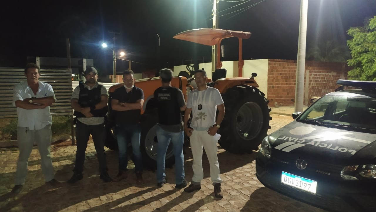   Trator furtado da Prefeitura de Mossoró foi encontrado em Guamaré. Agentes da Polícia Civil da DEFUR de Mossoró encontraram o trator, que custou aos cofres públicos quase 150 mil reais, dentro de um galpão no município de Guamaré, na noite desta quinta-feira, 14; Nesta sexta-feira (15) deve ser entregue ao Poder Público Municipal.