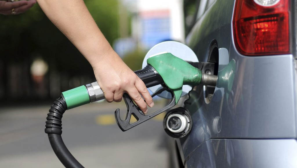   Esse foi o primeiro aumento do ano. O último aconteceu no dia 29 de dezembro. O valor vai passar de R$ 1,84 para R$ 1,98, no entrando o preço da gasolina vendida na bomba do posto revendedor é diferente do valor cobrado em suas refinarias, visto que “até chegar ao consumidor são acrescidos tributos federais e estaduais, custos para aquisição e mistura obrigatória de biocombustíveis pelas distribuidoras, além das margens brutas das companhias distribuidoras e dos próprios postos revendedores de combustíveis”, explicou a Petrobrás.