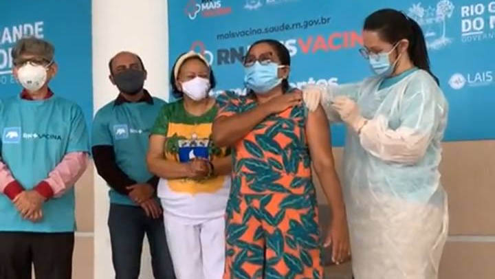   Técnica de Enfermagem é a primeira pessoa imunizada contra a Covid-19 no RN. Maria das Graças Pereira, de 57 anos, atua no Hospital Giselda Trigueiro, unidade de referência no atendimento às vítimas da Covid-19 na capital do Estado. A aplicação da primeira vacina foi realizada pela secretária adjunta da Secretaria de Saúde Pública do RN (Sesap), Maura Sobreira. Outros 7 profissionais de saúde também foram imunizados durante o ato simbólico de lançamento da campanha de vacinação contra a Covid-19.