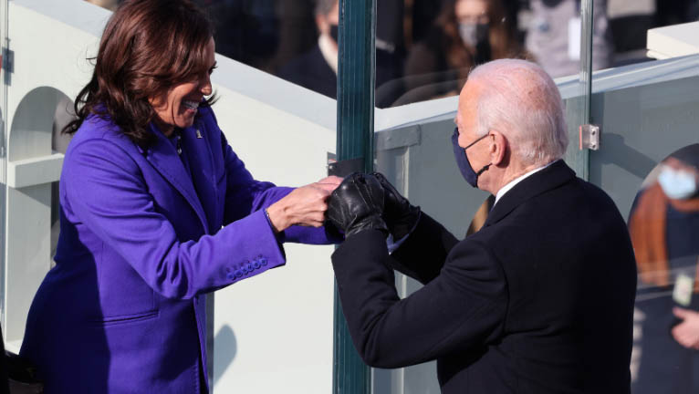   Joe Biden e Kamala Harris são os novos presidente e vices dos Estados Unidos. A posse dos eleitos aconteceu ao meio dia desta quarta-feira (20) (14h horário de Brasília). Em seu discurso inaugural, o democrata Joe Biden pediu união para derrotar o extremismo e restaurar a alma americana. Pouco antes, a vice-presidente Kamala Harris foi empossada como a primeira mulher a ocupar o cargo na história dos EUA. "Não me digam que as coisas não podem mudar", disse Biden.