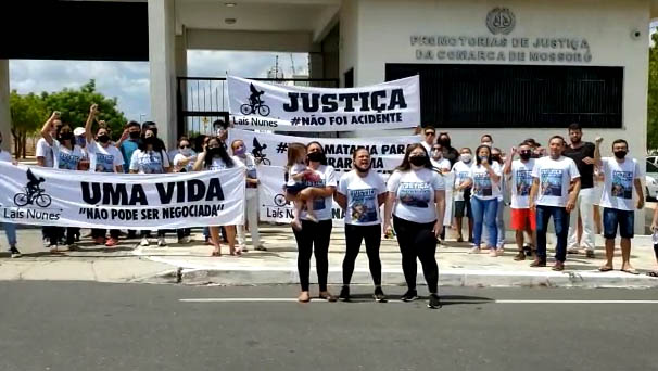 Imagem 1 -  Quase sete meses após o comerciante Lais Nunes ter perdido a vida enquanto pedalava na BR 304, no bairro Sumaré, o motorista responsável pelo seu atropelamento será levado à justiça. Nesta segunda-feira (8) ele participou de audiência com o Ministério Público, ocasião na qual recusou o acordo oferecido pelo órgão. Diante deste fato, será apresentada a denúncia para início do processo.