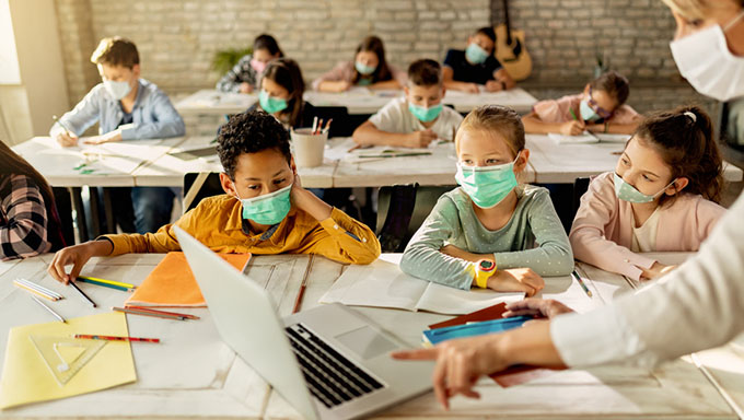   O estudo mostra que quanto mais avançada é a série, maior é a oferta de recursos tecnológicos