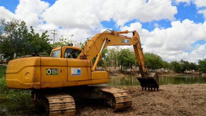   Na drenagem do bairro, a lagoa recebe as águas das chuvas, estabiliza, e libera aos poucos para evitar que as vias da localidade fiquem inundadas. “Nós fizemos o trabalho de limpeza, inclusive, já concluímos essa etapa. Agora, estamos trabalhando com a baixa do canal”, explicou Rodrigo Lima, diretor executivo de Serviços Urbanos.