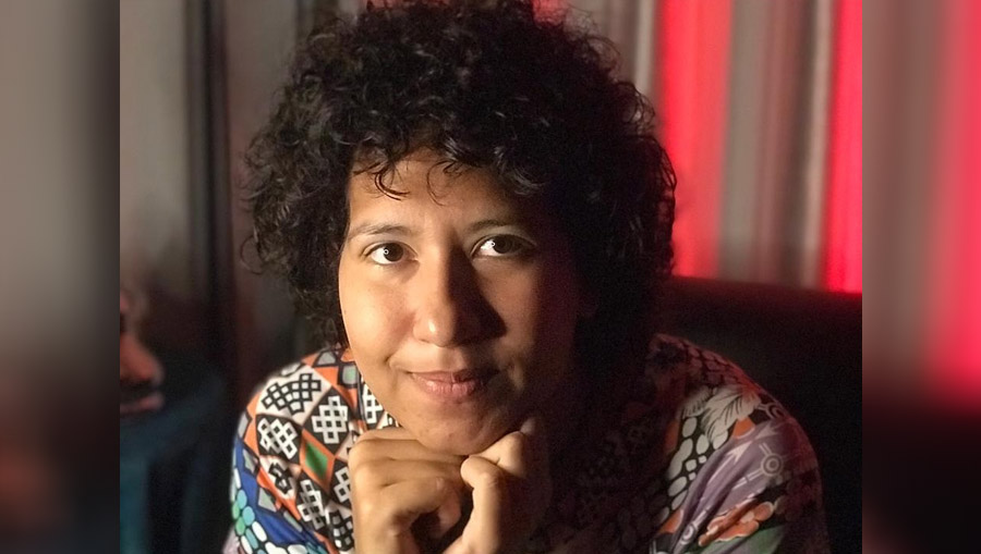   Larissa Galvão é uma artista revelada nas competições de poesia Slam Mossoró e tem conseguido grande destaque na cena do hip-hop. Estreante em 2019, ela já ganhou etapas estaduais em 2020 e até mesmo venceu uma etapa do Slam Grajaú, formado por artistas de São Paulo. Essa é a segunda vez que aparece em destaque em evento internacional promovido pelo Barras Maning Arretadas. 