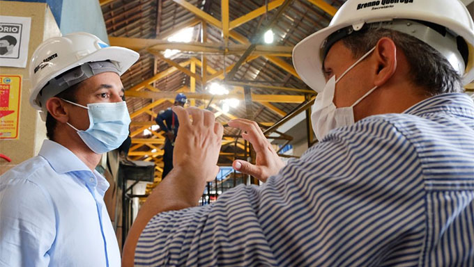 Imagem 1 -  O prefeito Allyson Bezerra e o secretário de Infraestrutura, Breno Queiroga, visitaram nesta quarta-feira, 31, as obras de restauração do Mercado Central, em Mossoró. Conversaram com os comerciantes e taxistas no local, sendo elogiado pelo serviços, que era esperado há décadas.  "Estamos trocando as telhas convencionais por translúcidas, possibilitando maior claridade, economizando energia, trazendo conforto”, explicou Brenno Queiroga