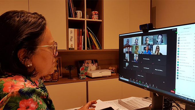   Novo decreto contempla escolas e abertura gradual do comércio. O decreto também flexibiliza o funcionamento de igrejas e academias. Ambas só podem funcionar das 6h às 20h. As celebrações religiosas podem ser realizadas em ambientes coletivos, desde que a ocupação não seja superior a 20% da capacidade, respeitando sempre o limite de uma pessoa por cinco metros quadrados.