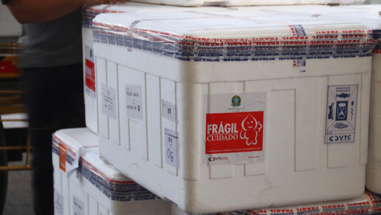   RN recebe lote com mais 149.050 doses de imunizantes da CoronaVac e AstraZeneca. O avião trazendo o carregamento chegou na narte desta quinta-feira (1º), no Aeroporto Internacional de São Gonçalo do Amarante. Logo após o desembarque, as doses seguiram direto para a Unidade Central de Agentes Terapêuticos (Unicat), de onde parte, na manhã desta sexta-feira (2), para todas as regiões. A distribuição segue sendo realizada em operação conjunta da Sesap com a Secretaria de Estado da Segurança Pública e da Defesa Social (Sesed), por meio da Polícia Militar e do Corpo de Bombeiros Militar.