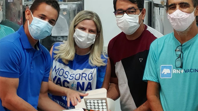   A expectativa é de que no domingo, 4, os mais de 300 vacinadores já estejam imunizando, com primeira dose, os mossoroenses de 63 anos; Do total geral de 13.400 doses, 440 serão para primeira dose e o restante para a segunda dose de quem já tomou a primeira. O prefeito Allyson Bezerra, que foi pessoalmente buscar as novas doses da II Regional de Saúde, pediu que a população redobre os cuidados para não contrair o virus, lembrando que os hospitais continuam lotados; Confira entrevista na ÍNTEGRA