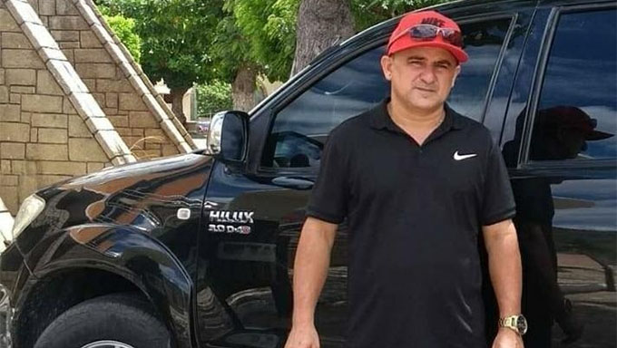 Imagem 1 -  Vítima Antônio Carleno Queiroz, de 48 anos, teria tido uma discussão com um homem (não se sabe se cliente ou desafeto) e pouco tempo depois esta pessoa teria retornado ao espetinho da vítima e o matado; Carleno teria revidado, numa tentativa de se defender