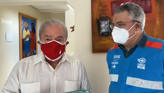   O ex-presidente, ao lado do ex-ministro Padilha, deixou claro que não é porque ele tomou a vacina que vai relaxar. Ele disse que a vacina é muito importante, mas que tão importante quanto a vacina a responsabilidade de cada homem e cada mulher deste país em cuidar da família.  Volta a defender que os presidentes de todos os países tornem a vacina um bem da humanidade, humanizada. “A vacina não pode ser um bem de um laboratório. É Importante que seja um bem da humanidade”, diz Lula.