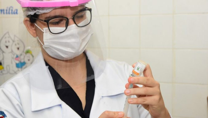   Mossoró Vacina realiza imunização de quase 3 mil pessoas no final de semana. Dez UBSs funcionaram neste final de semana para atendimento a idosos de 64 e 63 anos acima. O balanço da campanha mostra que foram aplicadas 1.326 doses no sábado e outras 1.634 doses no domingo, totalizando a aplicação de 2.960 doses em dois dias. 