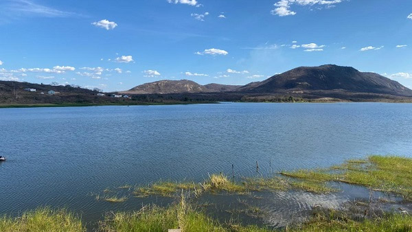   Após chuvas, reservas hídricas do RN chegam a 42,57% da sua capacidade total. A barragem Armando Ribeiro Gonçalves, maior reservatório do estado, acumula 1.235.565.027 m³, percentualmente, 52,07% da sua capacidade total. Os dados constam no Relatório do Volume dos Principais Reservatórios Estaduais, divulgado nesta segunda-feira (05), pelo Igarn. O órgão monitora 47 reservatórios com capacidades superiores a 5 milhões de metros cúbicos. 
