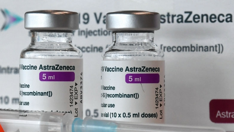   Anvisa solicita alteração em “Advertência e Precauções” da bula da vacina de Oxford. A solicitação foi feita nesta quarta-feira (7), a Agência pede a inclusão de possíveis ocorrências tromboembólicas com trombocitopenia. Tratam-se de casos muito raros e a Anvisa ressalta que o risco de ocorrência é baixíssimo, mas que o cidadão deve ter ciência de sua ocorrência, para que fique atento a possíveis sintomas e procure atendimento médico imediato.  