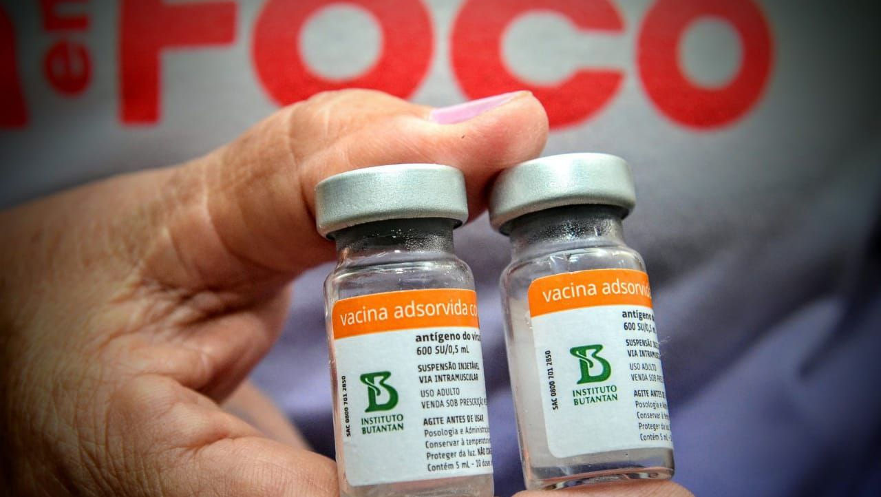   Ampolas da CoronaVac estão chegando aos municípios com menos de 10 doses. Cada ampola deve conter 10 doses, mas estão sendo enviadas pelo fabricante com apenas 9 doses, reduzindo a capacidade de atender à população. O problema foi percebido nos lotes mais recentes que foram enviados pelo Ministério da Saúde aos estados. 