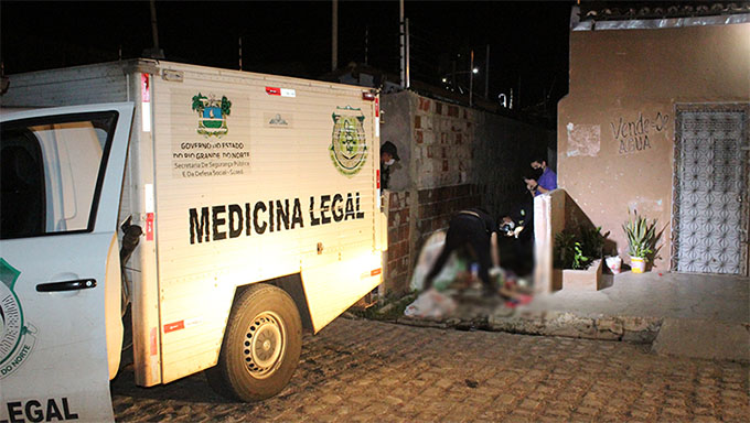   As informações repassadas pela Polícia Militar apontam que a vítima Hermesson Medeiros da Rocha, de 19 anos, estava em pé, na entrada da vila onde mora à Rua Chico Teófilo, em Mossoró, quando teria sido alvejado com um tiro de doze e morreu no local.